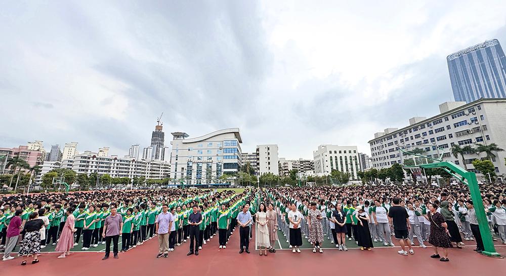 海南华海中学开展消防地震应急...